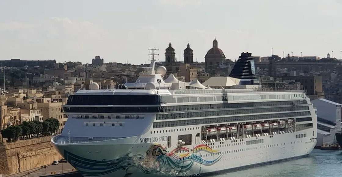 Norwegian Spirit cruise ship sailing to homeport